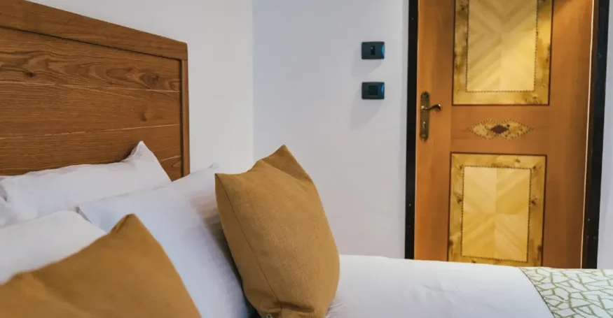 מלון מצפה רמון עם חדרי אירוח משפחתיים בעיצוב חמים ושקט